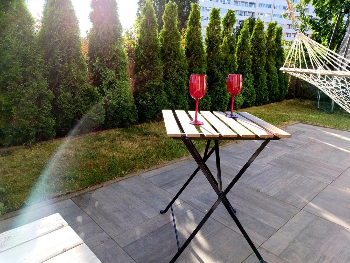 Sunny Sleeps 4 By The Beach With Garden Patio - Gdansk Przymorze Apartment Luaran gambar